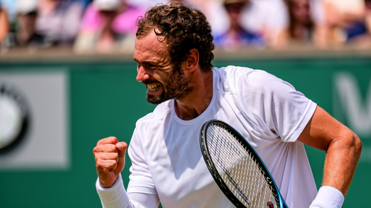哈哈体育平台 - 温网2026：资格赛黑马 Safiullin 与 Mochizuki 逆袭 八强战将挑战 Djokovic 与 Sinner - 哈哈体育